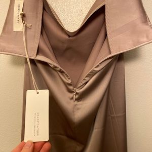 💫New with tags!!💫 Silky champagne skirt!